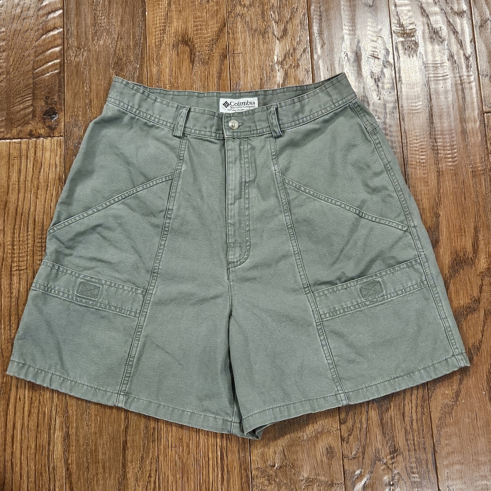 Columbia Women's Khaki Green Cargo Shorts - Size 14